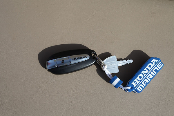 Le démarrage "keyless" (sans clé) adopté par la gamme V6 Honda est assorti d'un bouton "Start and Stop". La clé électronique communique jusqu'à trois mètres du tableau de bord.