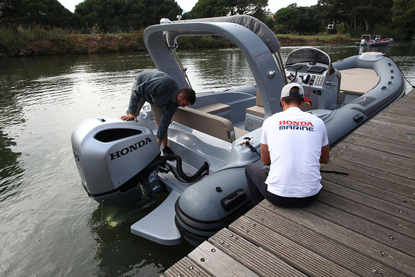 L'équipe Honda Marine et les partenaires "bateaux" (ici Toni Marine pour la marque Mar.Sea) qui ont préparé les ensembles pour les essais presse. 