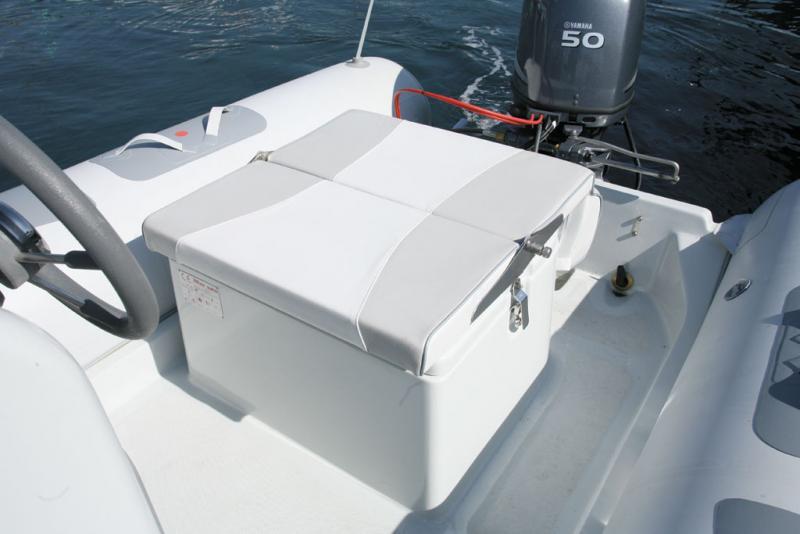 Notez le passage à bâbord du siège de pilotage, pour faciliter l’accès au tableau arrière.