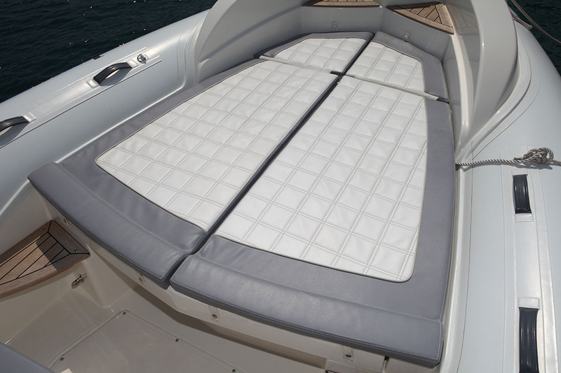 Bien encaissé grâce au dessin des flotteurs remontant vers l’étrave, le solarium de la proue peut être utilisé en sécurité alors que le bateau navigue.