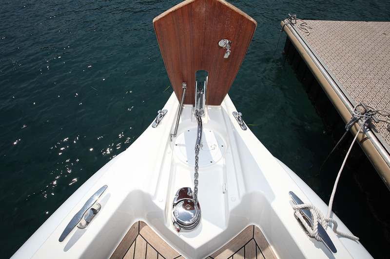 Solution élégante pour ne pas laisser à la vue les apparaux de mouillage, un petit couvercle en teck sur charnières vient « habiller » le tout.