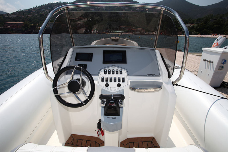 Le poste de pilotage offre une position confortable tant debout qu’assis grâce aux cale-pieds, ainsi qu’un tableau de bord spacieux, bien abrité par le haut pare-brise.