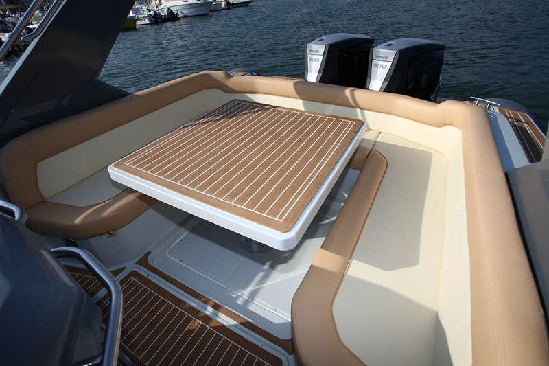 Carré royal pour le Soleil 33 ! Autour de la table réglable en hauteur, il est possible d’accueillir jusqu’à huit convives. La table sort du sol électriquement.