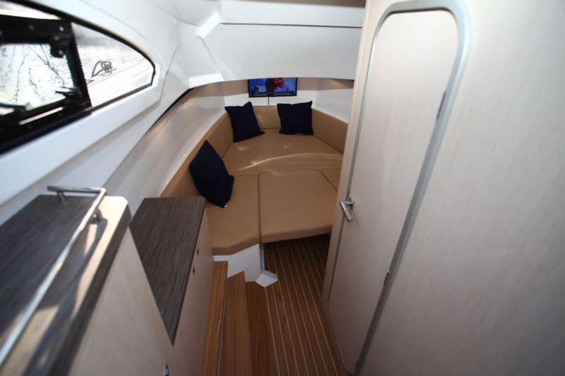 La cabine est lumineuse grâce à l’apport en lumière naturelle des grands hublots. Option rarement proposée sur ce type de bateau : l’écran de TV à leds. 
