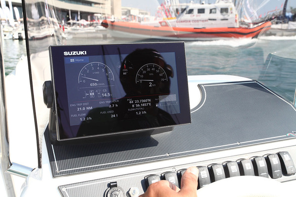 L’écran de 12 pouces de notre bateau d’essai : une lecture claire grâce au graphisme lumineux et de nombreuses infos sur la même page. Par exemple : le régime moteur et la consommation instantanée, ce qui est rarement le cas sur d’autres afficheurs.