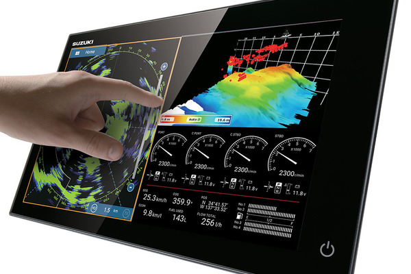 Le plus grand des afficheurs multifonction Suzuki permet un partage d’écran. On peut ainsi consulter simultanément l’image radar (à gauche) et celle du sondeur (en haut à droite), sans perdre de vue les infos concernant la marche des moteurs.
