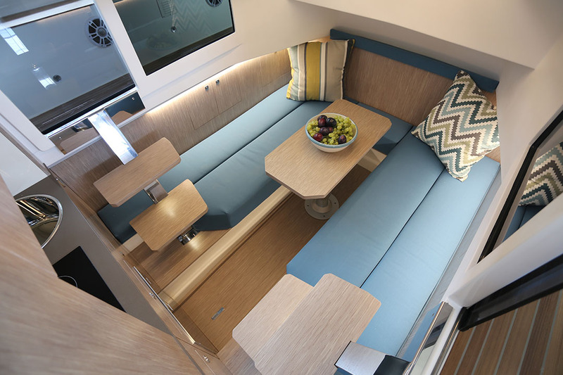 La cabine arrière s’avère très agréable avec la possibilité de s’installer à cinq autour du carré formé avec cette table amovible. Remarquez les deux accès latéraux.