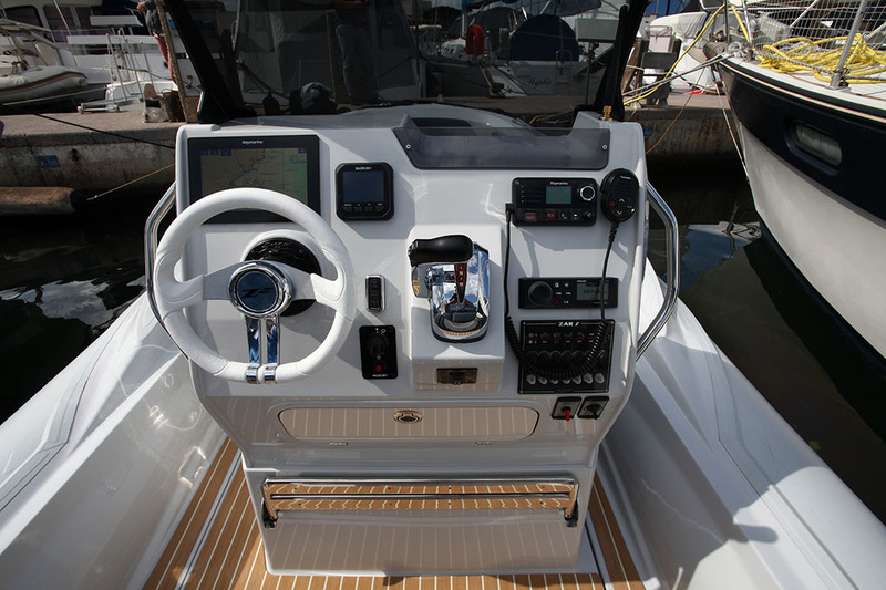 Le tableau de bord ne prête guère le flanc à la critique : un seul grief, on ne peut pas intégrer un combiné GPS/lecteur à grand écran (ici un Raymarine 7’’).