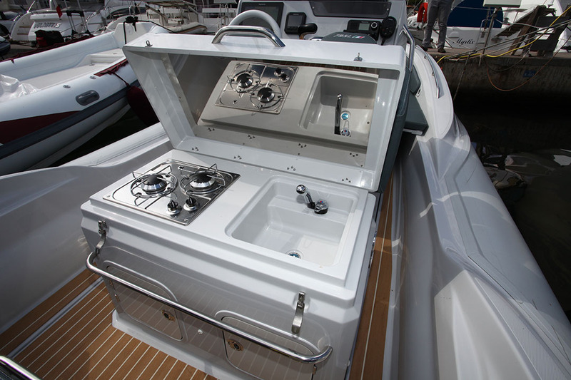 La petite cuisine située sous l’assise de pilotage apporte (avec le frigo masqué sur cette photo) un confort bienvenu pour préparer un bon repas.