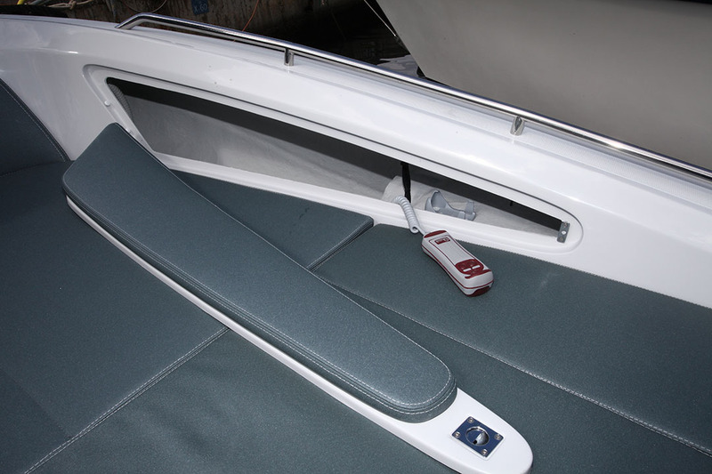 Astucieux : pas de place perdue chez Zar, avec ces équipets de part et d’autre du solarium avant. Celui de tribord abrite la télécommande du guindeau électrique.