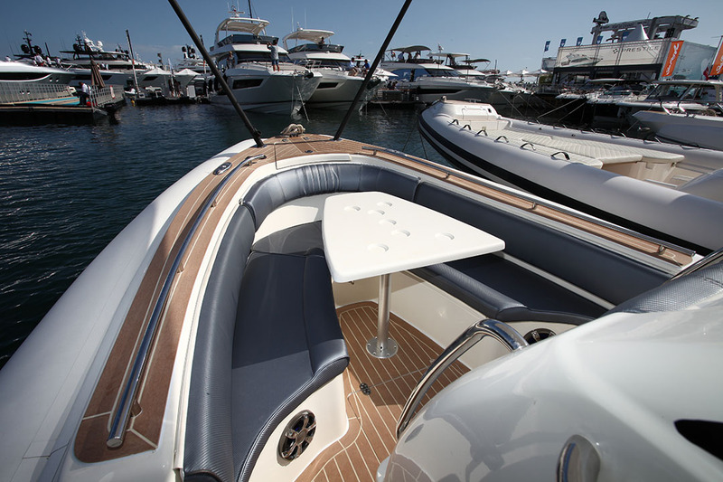 La zone avant comporte elle aussi un grand solarium, mais celui-ci est convertible en une dînette où peuvent prendre place cinq ou six convives.