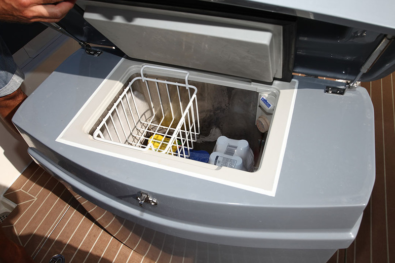 La partie arrière du leaning-post intègre un petit frigo optionnel. Autre option : une tablette de pique-nique (absente sur le bateau d’essai).