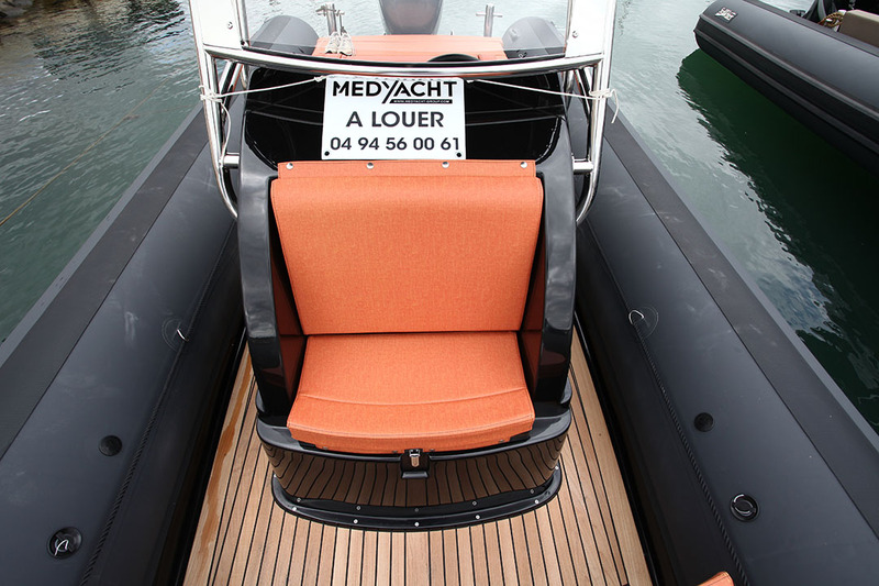 Le petit siège moulé dans la console constitue une place de choix par mer calme. De part et d’autre de la console, les passavants sont un peu étroits.