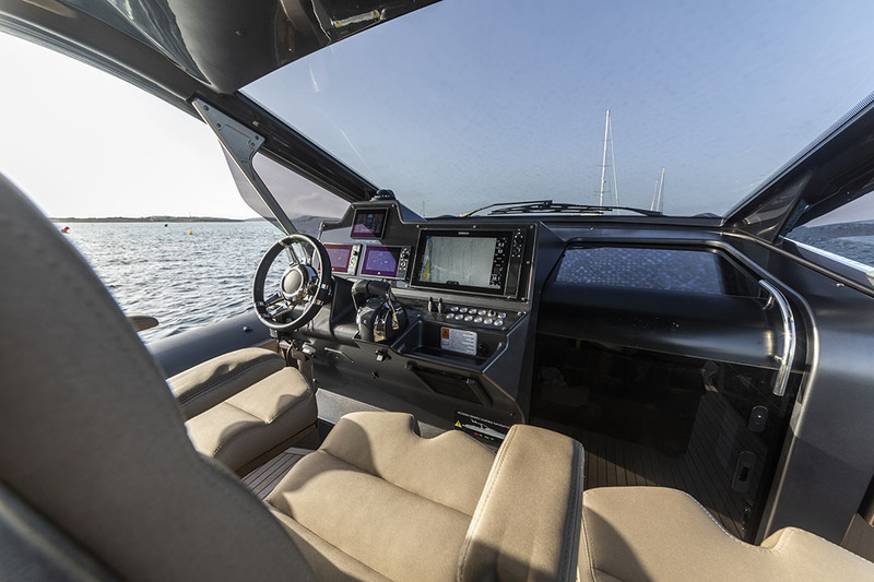 Avec ses trois sièges ergonomiques, son pare-brise panoramique et son tableau de bord spacieux, le poste de pilotage est un modèle du genre.