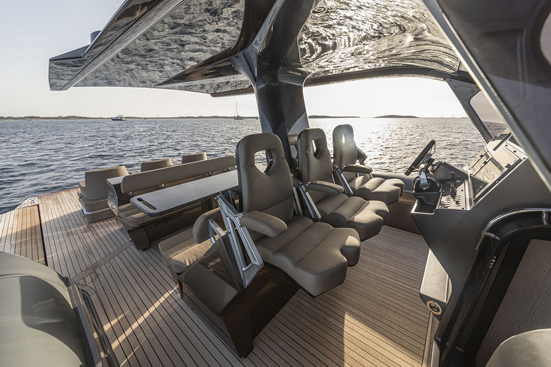 Les sièges de pilotage possèdent une assise rabattable pour piloter debout. Derrière eux, le grand carré de pont avec sa cuisine, puis les fauteuils « lounge ».