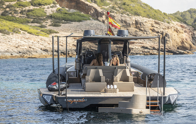 Lieu de détente exceptionnel : le « beach-club », ou l’art de recevoir, avec son escalier et sa vraie douche. Une certaine image du bonheur…