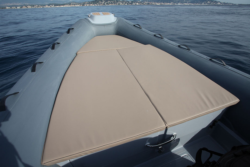 Le pont avant propose un solarium spacieux, sans avoir à recourir à une rallonge. La sellerie aurait gagné à être un peu plus épaisse…