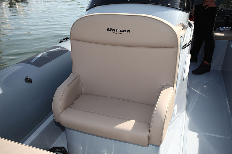 Ce siège placé sur la face avant de la console de pilotage est sans conteste le plus confortable du bord. 