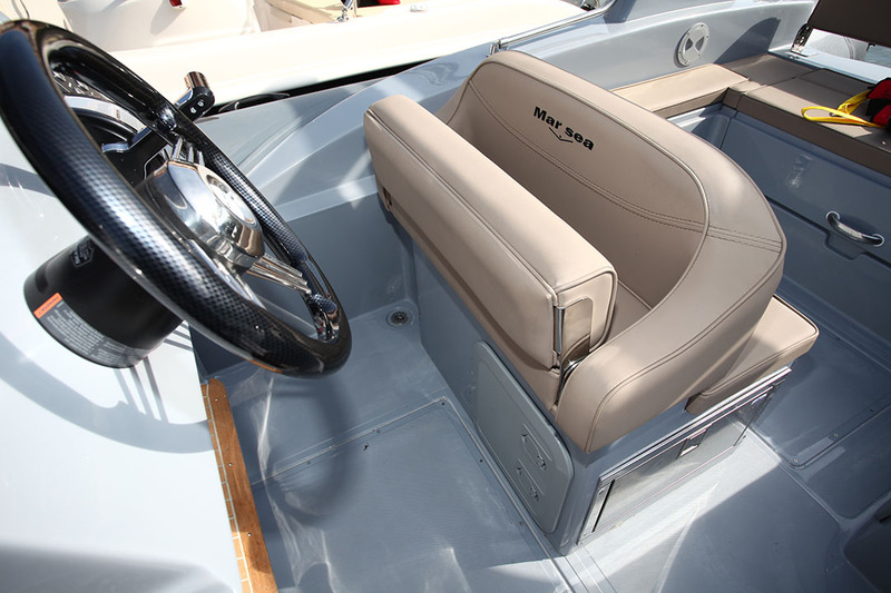 Doté d’une demi-assise relevable, le siège de pilotage offre une position confortable que ce soit debout ou assis. Par contre, il est un peu étroit pour deux. 