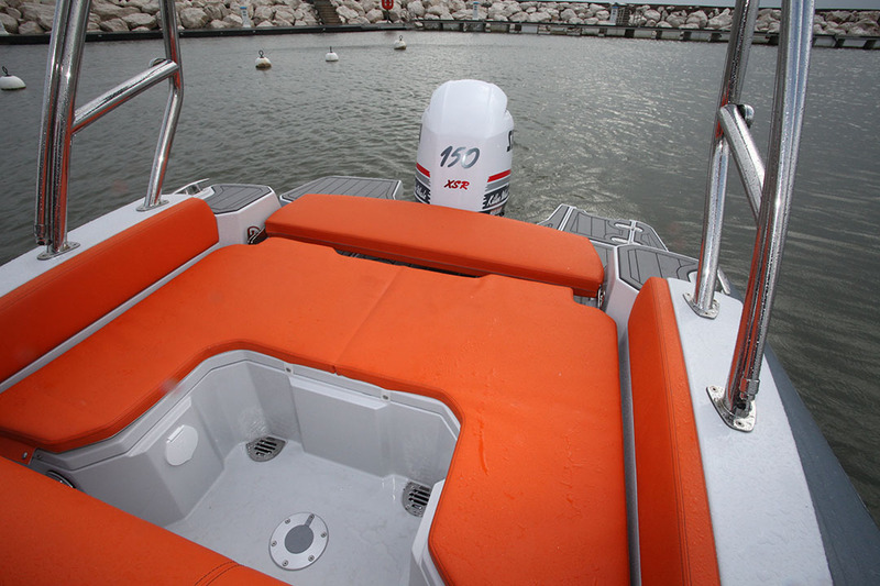 La grande banquette en U voit son dossier basculer en arrière et adopte un coussin de complément pour offrir un vaste solarium.