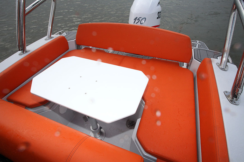 Le carré que forme la banquette en U et le siège biplace de pilotage avec son dossier réversible peut accueillir jusqu’à huit convives autour de sa table amovible.