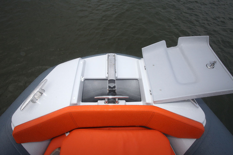 La delphinière en polyester est apte à recevoir un guindeau électrique. Notre bateau d’essai se contentait d’un davier repliable. Notez le solide taquet axial.