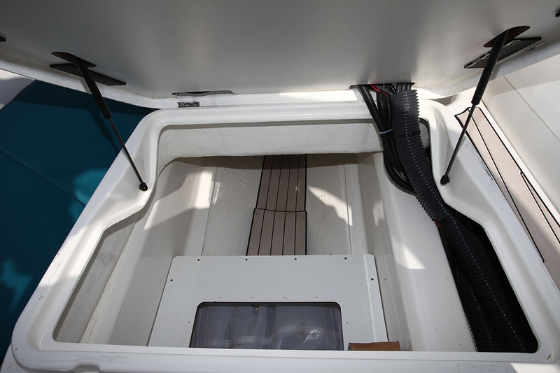 La console bascule vers l’avant et libère un beau volume de rangement. Vu les dimensions, on peut y stocker des équipements de type skis ou wakeboard.