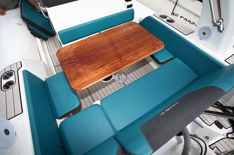 La table en iroko sera bientôt dotée de deux pieds pour lui assurer une meilleure stabilité. Huit convives peuvent y prendre place pour une collation.