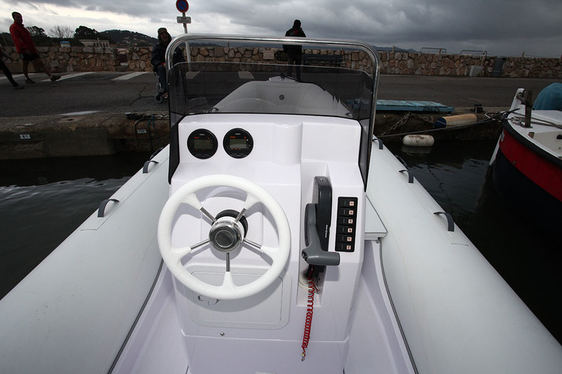 Le tableau de bord est étroit et obligera à fixer les aides électroniques à la navigation sur le rebord supérieur. Un bon point pour le rangement sous le volant.