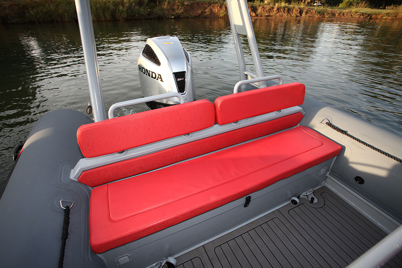 Belle banquette arrière : quatre places en se serrant un peu et des saisines de flotteurs pour les passagers extérieurs.