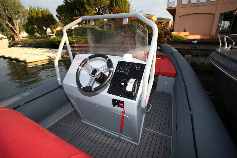 Façade postérieure de console rentrante, commandes à bonne hauteur, main courante pour le copilote… Bref, une ergonomie garante de confort à la barre.

