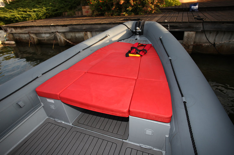 Le solarium présente de belles dimensions. Son complément central amovible libère un peu plus de place sur le pont. Ce sera apprécié des pêcheurs !