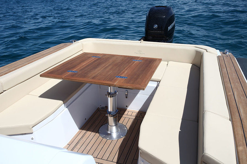 Le carré promet de bons moments à partager en équipage, autour de cette belle table à pied télescopique pour la conversion en solarium.