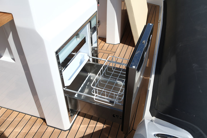 Bien vu : le réfrigérateur « tiroir » avec freezer est dissimulé sous le siège de pilotage. Appréciez au passage la largeur des passavants (38 cm) !