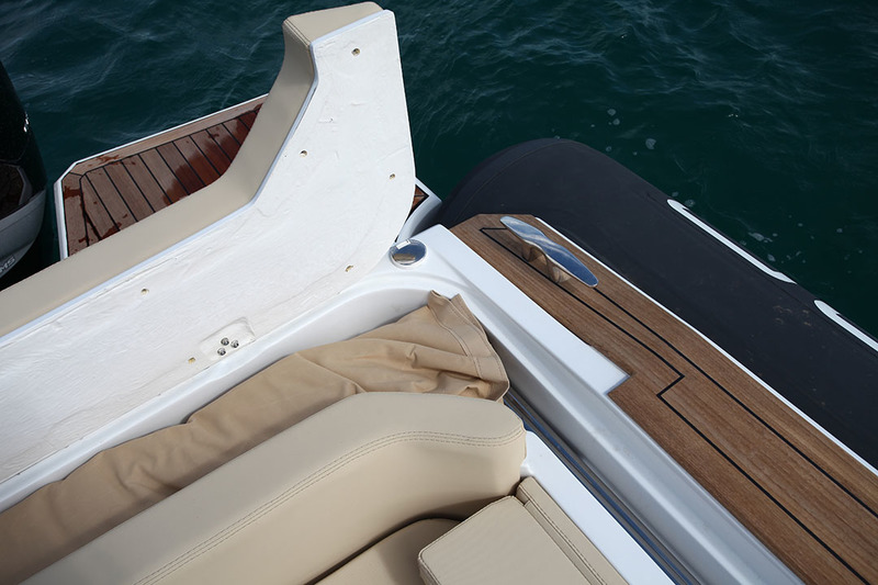 Le cabriolet bénéficie d’un rangement spécifique autour du dossier de la banquette arrière. Voilà qui évite les bruits parasites en navigation.