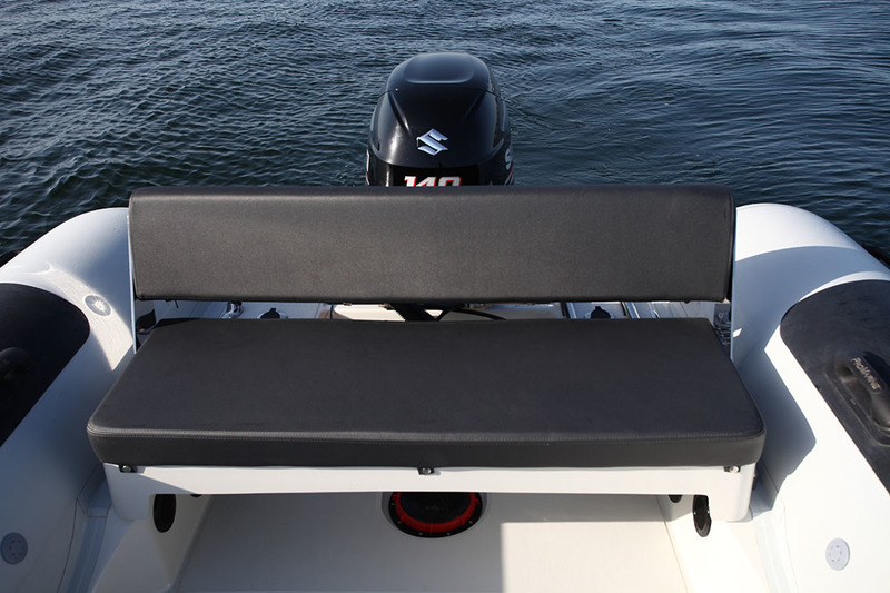 Banquette pleine largeur pour le confort. Mais toute l’assise peut se relever pour dégager de la place sur le pont pour les parties de pêche.