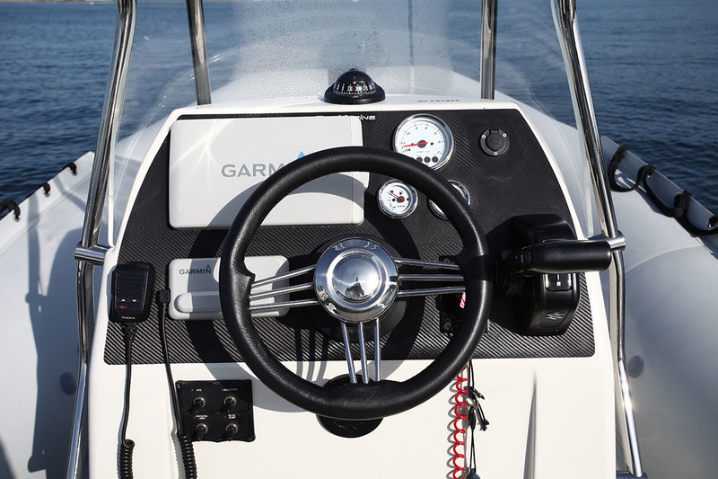 Le tableau de bord est bien organisé : le compas dans l’axe de vision du pilote, les instruments moteur faciles à lire, le combiné et la VHF fixe Garmin intégrés.