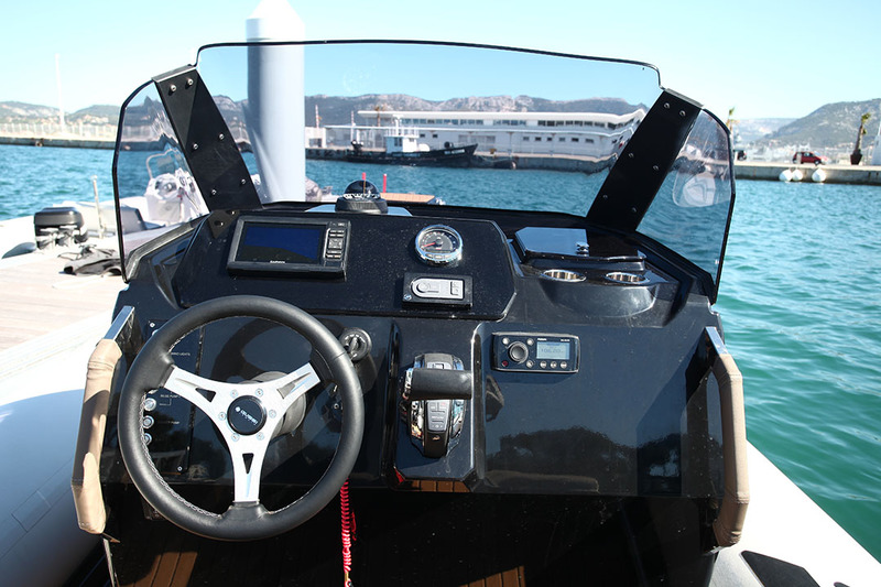 Le tableau de bord est spacieux. Cela permet d’intégrer diverses aides à la navigation, tandis que boîte à gants et support de verres n’ont pas été oubliés.