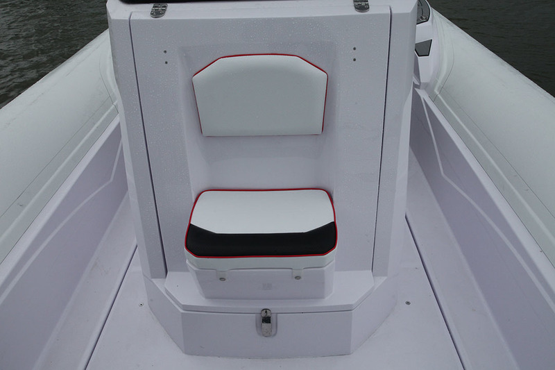 Ce petit siège moulé sur l’avant de la console ajoute une vraie place assise aux nombreuses autres. En position avancée, elle sera agréable par mer clémente.