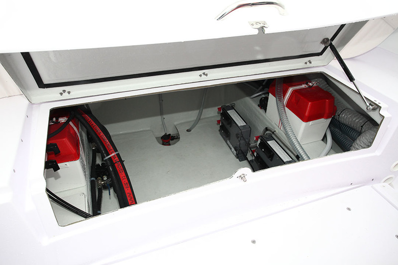 Ouvrant en grand, la cale arrière est proprement organisée, avec ses deux batteries en position surélevée et un plancher pour éviter l’humidité des fonds.