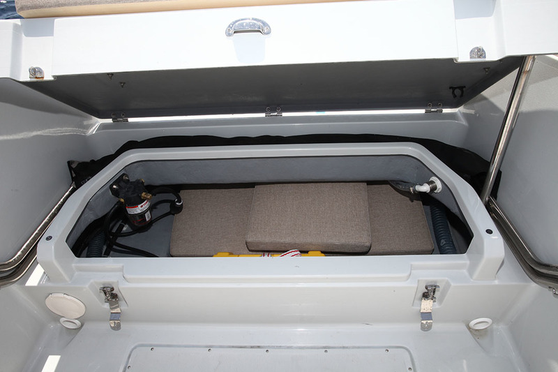 Malgré le rangement réservé au cabriolet, sur le pourtour de la cale arrière, celle-ci propose encore un précieux volume de rangement.