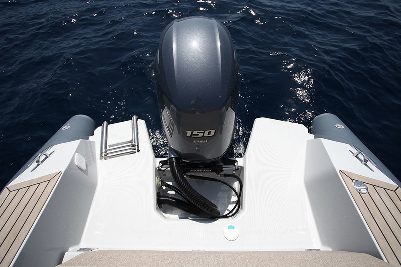En accord avec l’architecture bowrider, que l’on retrouve fréquemment pour des bateaux dédiés à la glisse tractée, l’espace « mise à l’eau » est spacieux et pratique.