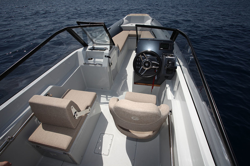 La spécificité du bowrider apparaît clairement : un cockpit principal protégé par un pare-brise enveloppant et un cockpit avant plus exposé, surtout utilisé au mouillage.