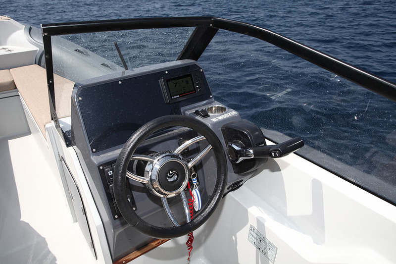 Passage central oblige, la console de pilotage et son tableau de bord sont compacts. Le support de canette (à droite) est un incontournable du bowrider.