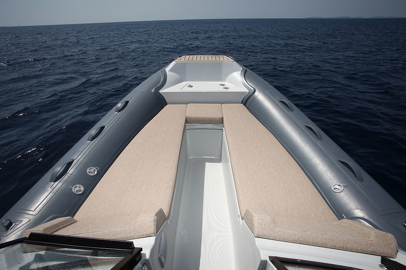 La banquette avant est utilisable assis ou allongé, parfaite pour prendre un bain de soleil à deux. L’accès du puits de mouillage est laissé libre.

