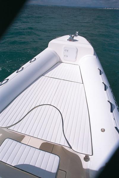Le bain de soleil avant illustre bien la qualité des selleries.
