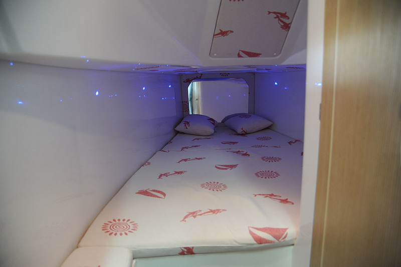 La cabine principale affiche une hauteur sous barrots de 1,73 m. Elle abrite une couchette double de bonne dimension : 187 x 150 cm.