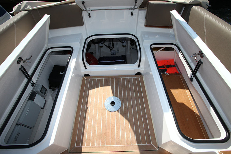 Le Clubman 30 est généreux question rangement : les trois coffres de la poupe sont indépendants. La table et son pied y trouvent facilement leur place (à droite).