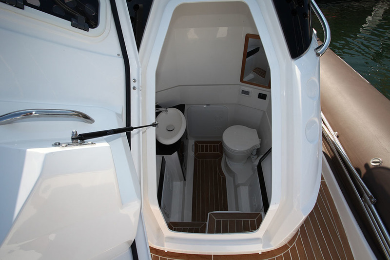 Avec 1,82 m de hauteur intérieure, le cabinet de toilette est accueillant. On y trouve WC marin électrique (avec réservoir d’eaux noires), lavabo et douche. 