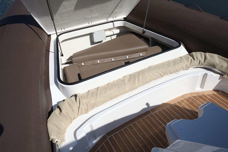 Malgré le rangement dédié au cabriolet (qui donc se rabat vers l’avant), le coffre situé sous le solarium de la proue conserve un volume appréciable.